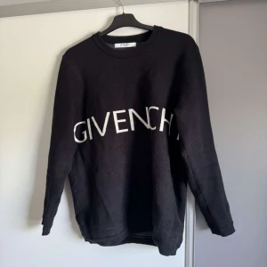 Givenchy Tröja - Svart givenchy tröja i storlek M-L. Tröjan är i nyskick och tveka inte på att höra av er!👍