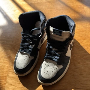 Nike Air Jordans i svart, vit och ljusblå - Säljer ett par Jordan 1 university blue high med svart, vit och ljusblå färgkombination. Skorna har klassisk hög modell, svart swoosh och snörning framtill. Perfekta för dig som gillar streetwear och vill sticka ut med snygga sneakers. Obs viktigt! Finns tyvärr inga sulor i då dem var för små för mig med dem i så slängde dem. skorna är i väldigt bra skick och väldigt sparsamt använda! samt finns ej kartongen kvar tyvärr. men hör av dig vid minsta funderingar eller fler bilder 🙏Pris diskuteras💯✅