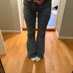 Blå jeans med snedställda sömmar från BDG - Säljer dessa blå jeans från BDG Urban Outfitters med unika snedställda sömmar längs benen. Dom är så fina men för stora för mig i midjan så kan inte använda de.  Jeansen har normal passform och är utsvängda 💓