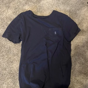 Ralph lauren  - En mörkblå T-shirt från Ralph lauren för ett bra pris. 