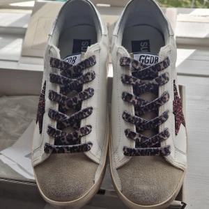 Golden Goose Leopard 🐆 Röd Stjärna Glitter - Köpte på Sneakersnstuff i sthlm kvitto finns som jag kan skicka med. Inga tecken på användning. Vill få sålda snabbt! (: hör av er om ni vill ha fler bilder! Det är storlek 38, men funkar för strlk 37 och 39 också