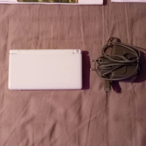 Nintendo Ds - Inköpt ifrån Vinte för ville ha En nostalgi Tripp Impuls köp, köpte för 500 säljer för 100 Spel Får ni stå för själv, Slarvade bort Mario Men det är en bra deal för 100 kr inte sliten inga skador, trevligt spelande + Laddare