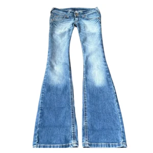 Blå superlågmidjade bootcut jeans från Lee - Såå sjukt snygga superlågmidjade jeans vintage från Lee! 💗💓midjemått: 37 cm Innebenslängd: ca 74 cm