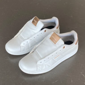 Vita sneakers från Björn Borg med roségulddetaljer - Säljer ett par stilrena vita sneakers från Björn Borg💗med snygga detaljer i roséguld på plösen och hälen. Skosnören hänger på tork efter tvättning men de är helvita. Köptes för ca. en månad sen💗fråga gärna mer frågor eller om fler bilder💗🥰pris kan diskuteras!