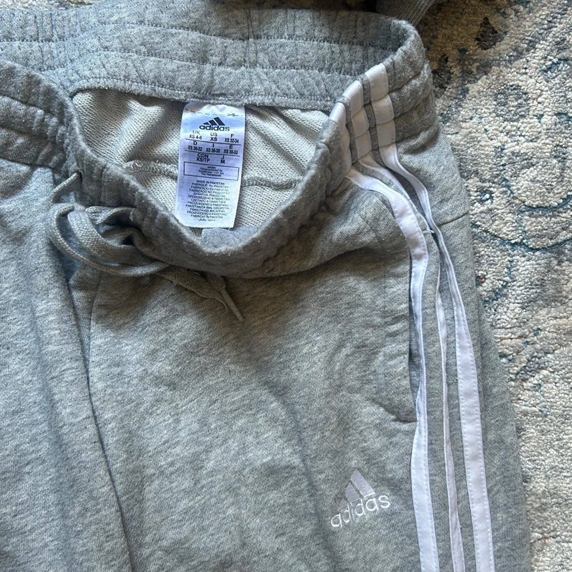 Grå hoodie från Adidas och byxor - 3