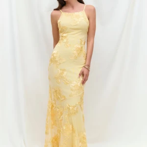 Gul långklänning med blommig spets - Säljer den populära gula långklänningen från GinaTricot med tunna axelband och vackra blommiga spetsdetaljer. Klänningen har figursydd passform och är perfekt för speciella tillfällen. Materialet känns lyxigt och har en fin struktur💛 Storlek M, endast provad med lappen kvar! Slutsåld på hemsidan!⭐️