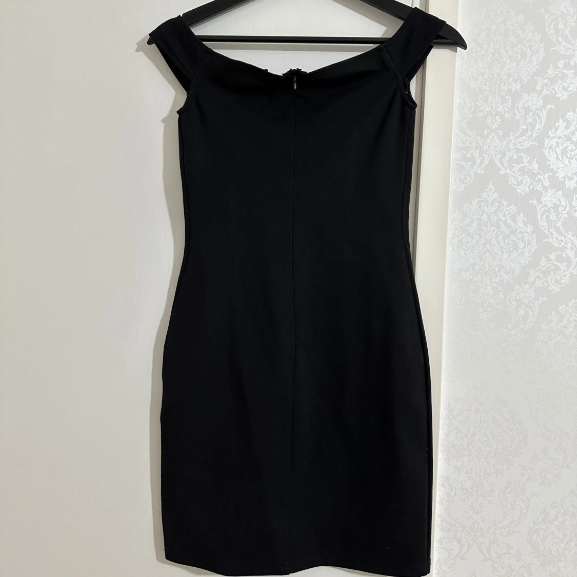 Svart offshoulder klänning från deJara x NA-KD - 1