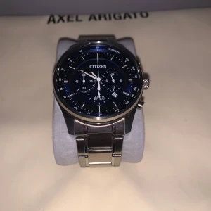 Citizen herrklocka med blå urtavla - Stilren klocka från Citizen med blå urtavla, silverfärgat armband i metall och flera små urtavlor. Klockan har tachymeter och datumvisning. Perfekt accessoar för dig som gillar klassisk design med modern touch.