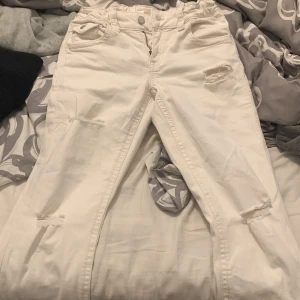 Low waisted jeans - Säljer vita low waisted jeans från Gina Young j storlek 164!!💘 är 171 och jeansen var en bra storlek men bara lite för stora vid låren och det är därför jag säljer🥰har haft på mig 2 gånger 