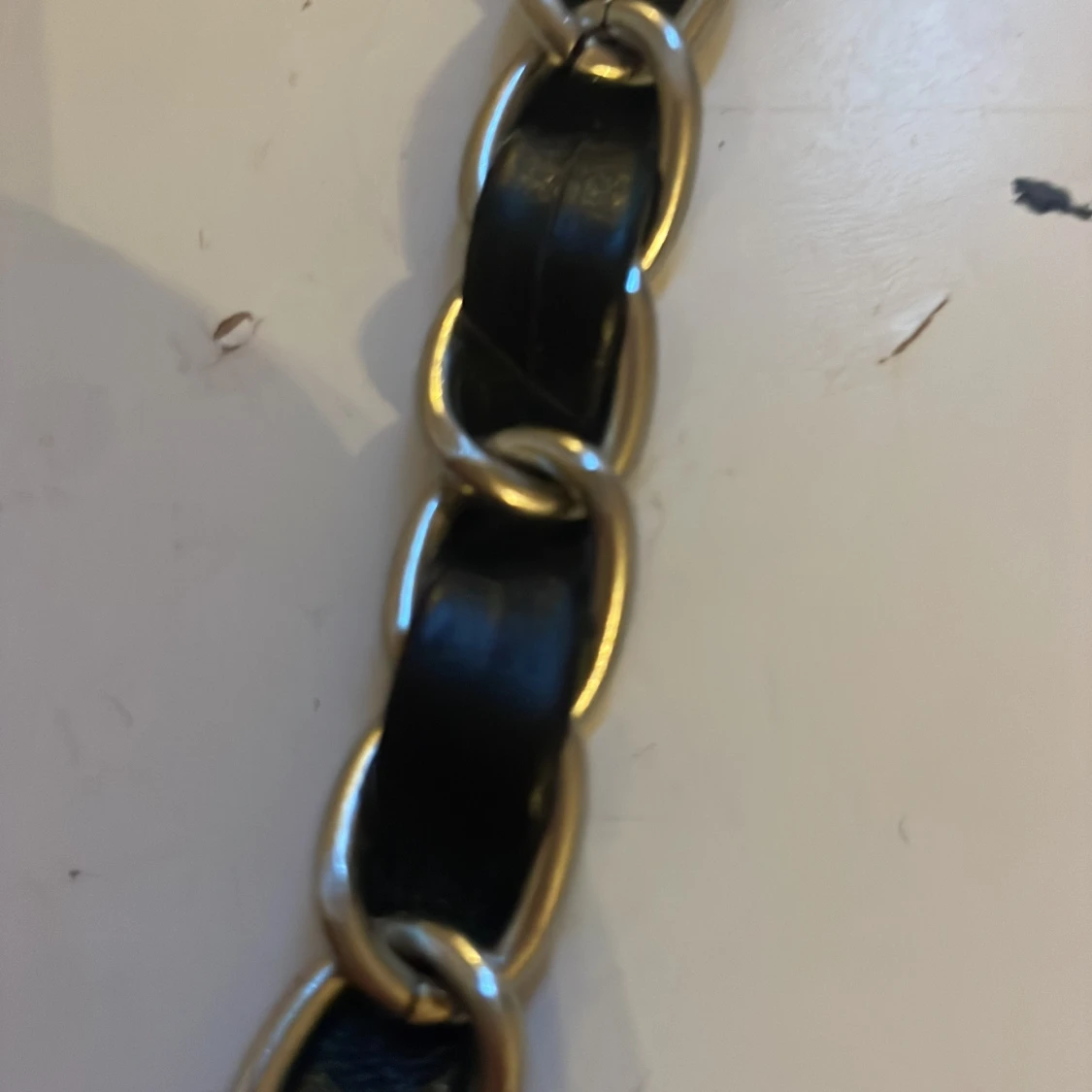 Svart quiltad axelväska med kedjerem - 1