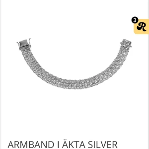 Armband i äkta silver (X-länk) - Säljer ett elegant armband i äkta silver med bred, flätad design. Armbandet har en klassisk låsning och passar perfekt för dig som gillar stilrena accessoarer. Perfekt att bära till olika tillfällen. Har aldrig använt den. Köpt armbandet för 900kr