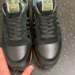 Valentino Rockrunner  -  Tja!!  Säljer ett par Valentino Rockrunner (ÄKTA) 8/10 skick. Har fortfarande mycket att ge. perfekta skor till vilket väder som helst. Ingen box tillkommer. Pris kan diskuteras 