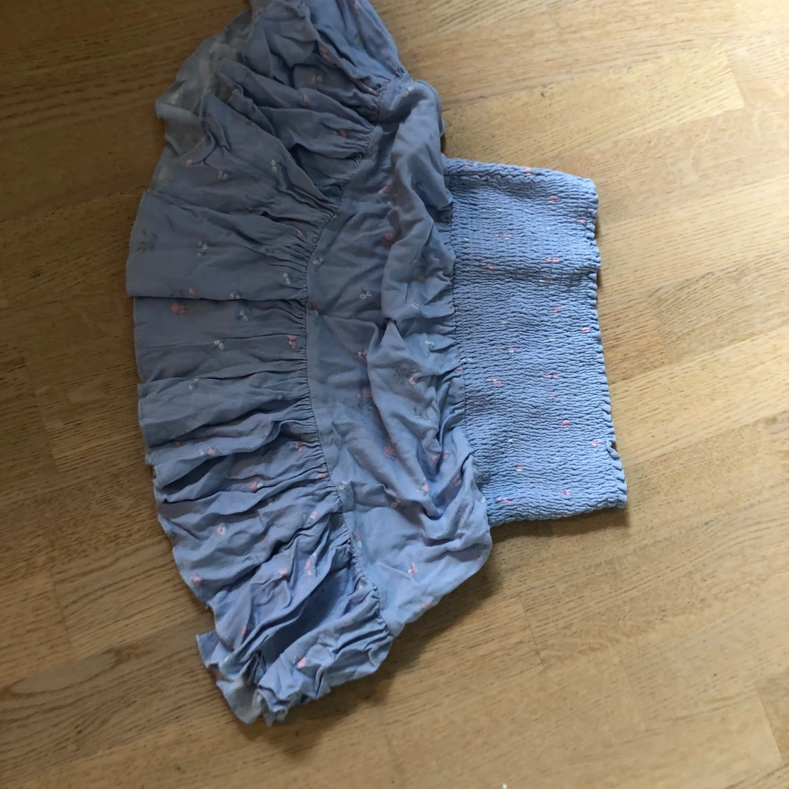 Ljusblå kort volangkjol