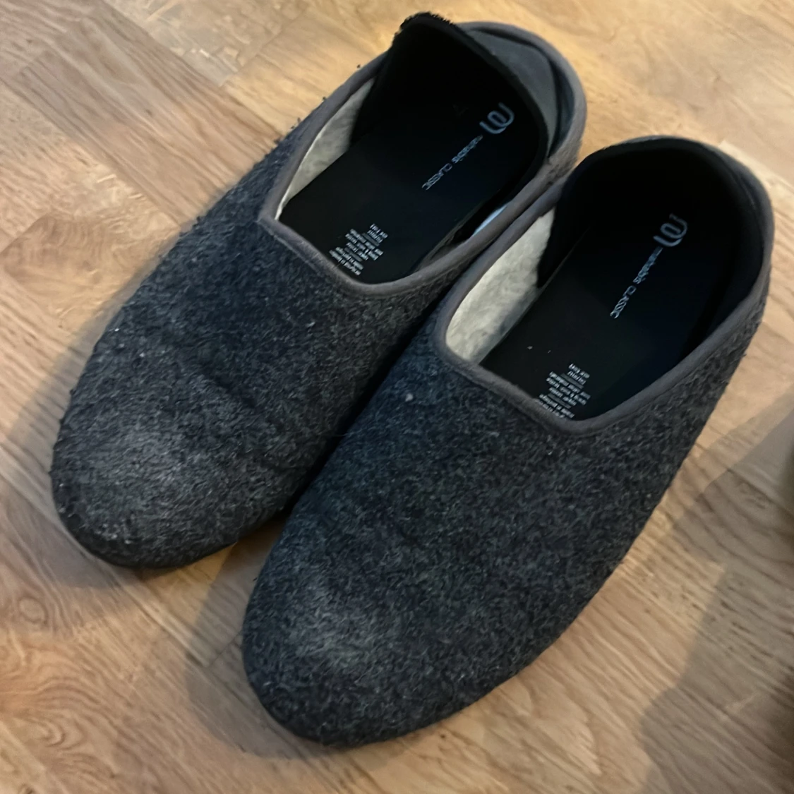 Mörkgråa tofflor i textil