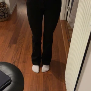 Svarta bootcut jeans - säljer ett par svarta jeans. jeansen är aldrig andvända pga för korta. De är väldigt låg midjade. pris kan diskuteras. De är från gina men finns inte kvar i denna storleken längre 
