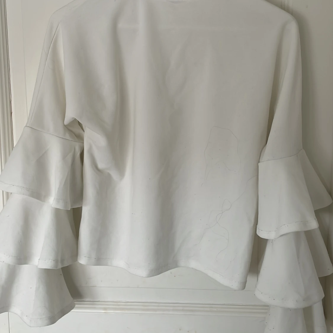 Vit långärmad topp med volangärmar - 1