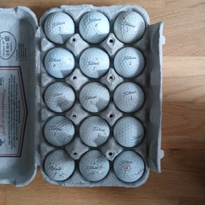 Golfbollar från Titleist i äggkartong - Säljer ett set med 12 stycken vita golfbollar från Titleist,