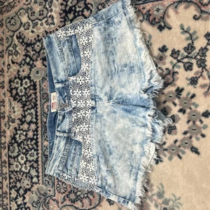 Snygga lågmidjade jeansshorts  - Super snygga unika lågmidjade jeansshorts🩷