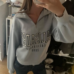 Tjocktröja - Denna fina tröja kommer tyvärr aldrig till användning. Mjuk inuti och inte använd särskilt mycket. 💕Skulle inte säga att den passar som en XS utan mer som S eller M💕Pris kan diskuteras!!