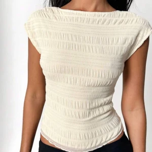 Öppenryggad sommar topp - Säljer denna topp i nytt skick då den är lite för liten för mig. Helt oanvänd, den är creme vit ich har öppen rygg och passar perfekt till sommaren💗