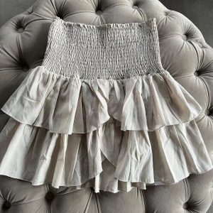 Neo noir kjol - Neo noir volang kjol i storlek S💗🙌🏼 Använd endast 1 gång, så den är som ny!! Köpt för 449kr 