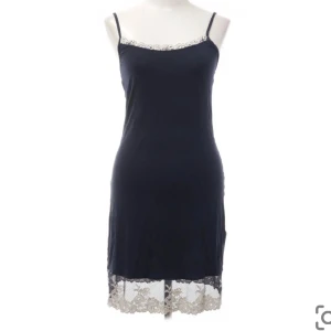 Intimissimi nattlinne - Mörktblått nattlinne med spets från intimissimi. Bra skick, skriv för fler bilder💞💞