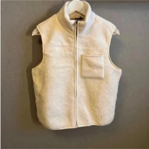 Teddy väst - Soft fleece/ Teddy väst från märket PIECES.