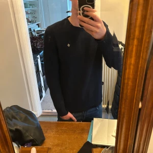 Morris tröja - Säljer nu min sjukt snygga Morris tröja, den har inga defekter men tyvärr blivit tvättad lite för varmt och skulle säga att det sitter mer som en M och där av priset. Bara skriva vid frågor eller mått 