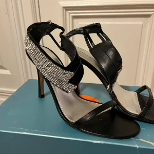 Svarta sandaler med strass och klack - Klackar från Karen Millen med diamant band. Perfekta för nyårs fest 