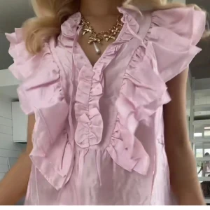 Volang topp  - Jätte fin, oanvänd. Passar perfekt på sommaren. Slutsåld från Kappahl 