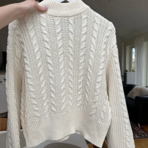 Vit stickad kofta från Monki - Vit/creme stickad kofta från Monki i storlek S. Knappt använd - nyskick🤩 