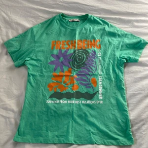 Oversized T-Shirt med tryck - Grön oversized T-Shirt från Pull&Bear med tryck på framsidan.