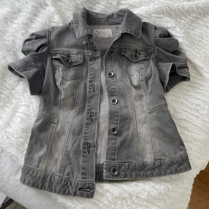 Jeansskjorta - Figursydd jeansskjorta/topp från Orsay, köpt second hand men aldrig använd! 