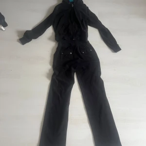 juciy sett  - Svart juciy sett tröjan i stlk M och byxor i stlk M, jätte fint skick säljer endast på grund av plats brist i garderoben. säljes endast som sett