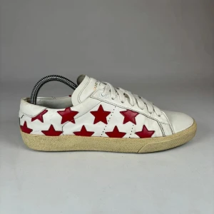 YSL sneakers!  - Ett par sjukt snygga och unika Ysl sneakers! | Skorna är i storlek 39 men passar 40! | Nypris är ca 7000, mitt pris är endast 1599! | Skicket är ganska bra, 7/10! | Endast skorna medföljer! | Hör av dig vid minsta fråga! 📬