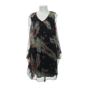 Svart långklänning med fjädermönster från Traffic People - Flödande svart långklänning från Traffic People i 100% silke med foder i polyester. Klänningen har färgglatt fjädermönster, v-ringning och långa ärmar. Perfekt för dig som vill sticka ut med en unik och luftig look.