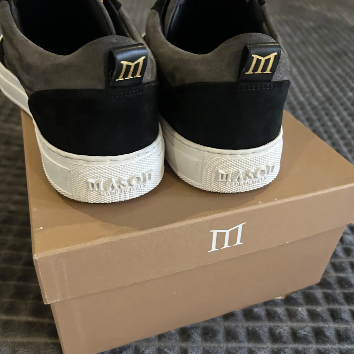 Grå och svarta sneakers från Mason Garments - 2