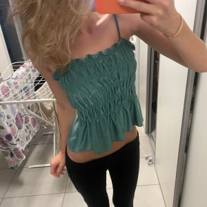 Grön smockad linnetopp med volang - Supersöt grön topp från Zara 