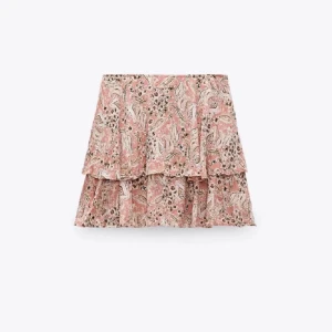 Rosa volangkjol - Superfin kort kjol i rosa med paisleymönster och volanger. Kjolen har två lager volang och en lätt, luftig känsla. Perfekt för varma dagar och ger en söt och trendig look. 