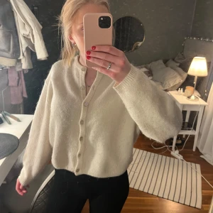 Vit kofta med knappar - Supermysig och fin kofta! Den är sparsamt använd❣️ 