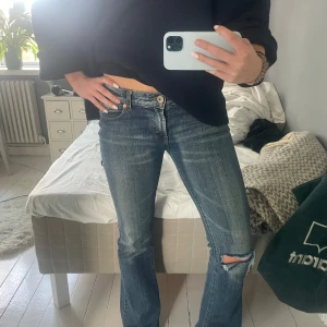 Lågmidjade jeans med hål  - Säljer dessa snygga lågmidjade seven jeans med hål❤️