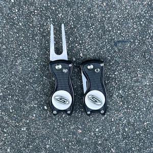 Greenlagare/peggar  - Det är 2 greenlagare och många peggar. Det är bara att skriva om ni vill ha en greenlagare eller bara peggarna. Grennlagarna kostar 110kr var och peggarna kostar 20kr. Vi kan förhandla om det behövs:)