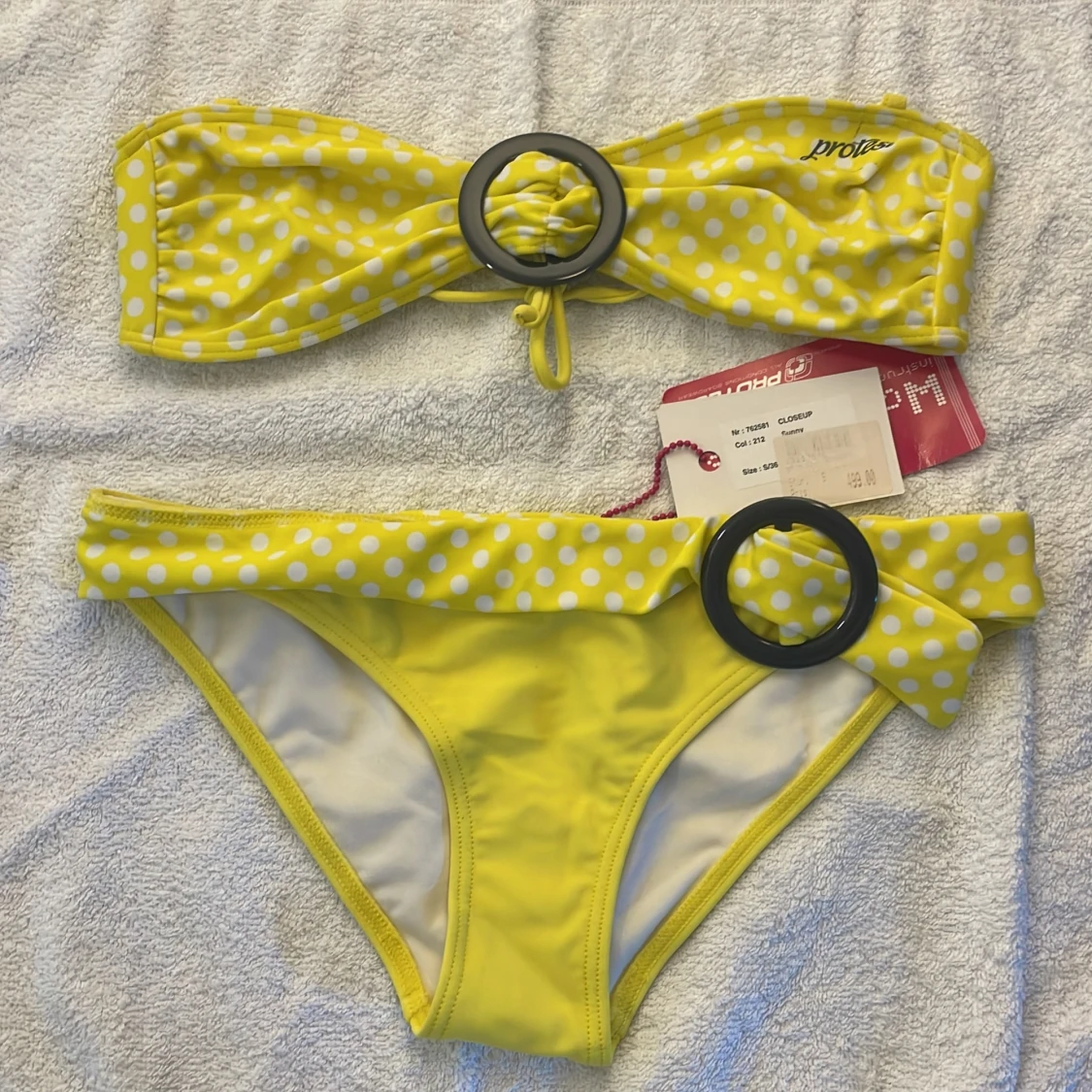 Gul prickig bikini från Protest