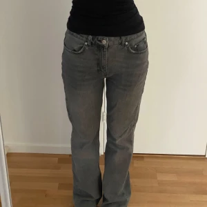 Grå jeansbyxor från Gina Tricot  - Säljer ett par grå jeansbyxor från  Gina Tricot/Good Collection i mid waist straight form. Byxorna har klassisk femficksdesign, normal passform. Perfekta för en stilen vardagslook. Priset kan diskuteras (psst: inga returer)