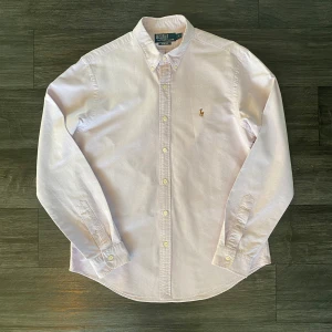 Ljusrosa skjorta från Polo Ralph Lauren - Säljer en ljusrosa skjorta från Polo Ralph Lauren i slim fit-modell. Skjortan är perfekt nu till våren och sommaren ☀️. Skjortan är i storlek L, skriv vid funderingar mvh FABIANFASHION