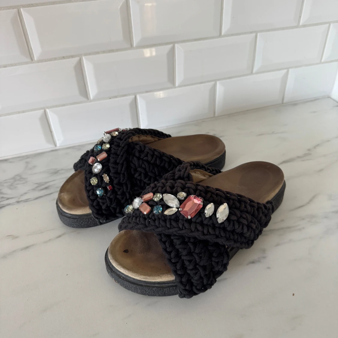 Svarta inuiiki med pärlor/stenar