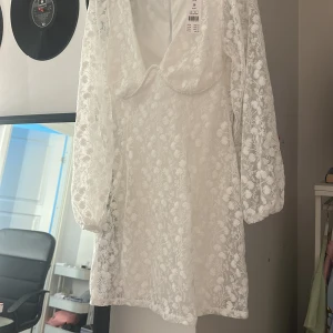 Student klänning - Super fin oanvänd student klänning från Gina tricot!😍Bygel och super fint blommönster, finns inte längre att köpa på Gina tricots hemsida!(har storlek 40 i bilderna då denna är för liten) 