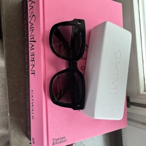  solglasögon  Chimi - Säljer ett par stilrena svarta solglasögon från Chimi, modell #008. De passar inte på mig så de är inte använda 🫶🏼 Klicka, Köp nu! 💗🫶🏼