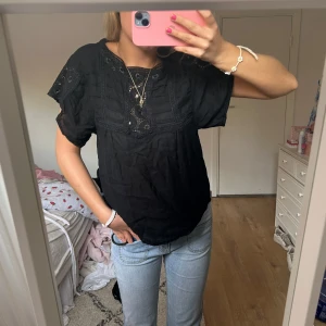 Blus - Söt svart blus med spets☺️☺️☺️