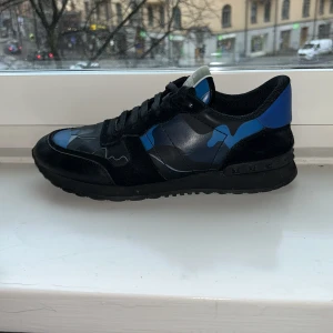 Valentino rockrunners - Valentino rockrunners⭐️| 1:1|storlek 43| Jättebra skick🤩🤩| inga defekter|❌❌| inget og följer med endast skorna| skriv vid minsta fråga|😁😁😁
